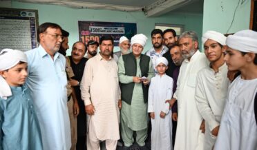 جاوید ڈار نے حضرت شیخ حمزہ مخدوم ؒ کی زیارت گاہ پر حاضری دِی اور اَمن و خوشحالی کیلئے دُعا کی