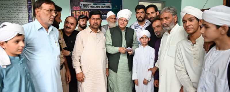جاوید ڈار نے حضرت شیخ حمزہ مخدوم ؒ کی زیارت گاہ پر حاضری دِی اور اَمن و خوشحالی کیلئے دُعا کی