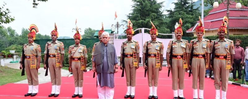 لیفٹیننٹ گورنر نے 80ویں یوم آزادی کے موقعہ پر لوک بھون میں قومی پرچم لہرایا