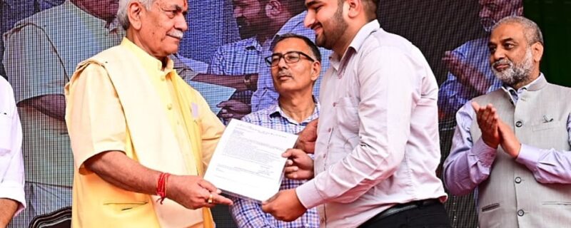 لیفٹیننٹ گورنر نے کٹھوعہ میں وائبرنٹ وِلیج کرول کرشنا کا دورہ کیا