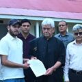 لیفٹیننٹ گورنر نے شہید ہیڈ کانسٹیبل عاشق حُسین قریشی کے بیٹے کو تقرری نامہ سونپا