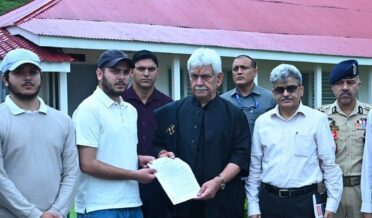 لیفٹیننٹ گورنر نے شہید ہیڈ کانسٹیبل عاشق حُسین قریشی کے بیٹے کو تقرری نامہ سونپا