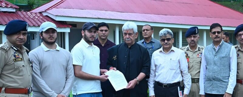 لیفٹیننٹ گورنر نے شہید ہیڈ کانسٹیبل عاشق حُسین قریشی کے بیٹے کو تقرری نامہ سونپا