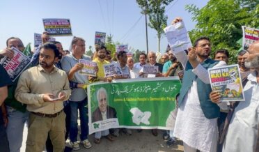 بجلی نرخ میں اضافے کے خلاف وادی میں پی ڈی پی کا احتجاج