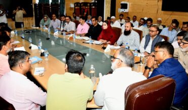 جاوید رانا نے خانیار اور حضرت بل حلقوں میں پانی کی فراہمی ، آبپاشی ، جنگلات و قبائلی امور کے مسائل کا جائزہ لیا