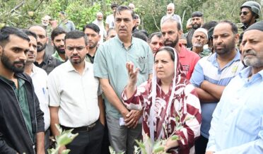 سکینہ ایتو نے کلگام کے اولوں سے متاثرہ گاؤں کا دورہ کیا