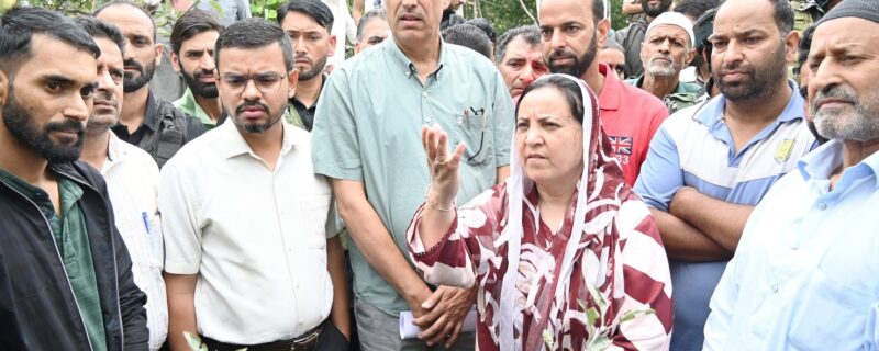 سکینہ ایتو نے کلگام کے اولوں سے متاثرہ گاؤں کا دورہ کیا