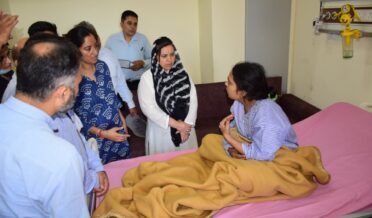 سکینہ اِیتو نے گورنمنٹ میڈیکل کالج جموں کا دورہ کیا اور زخمی طالبات کی خیروعافیت دریافت کی