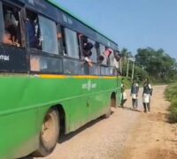 ڈرائیور کے نہیں رکنے کے بعد بہادر لڑکی کے ایس آر ٹی سی بس کے سامنے کھڑی ہے