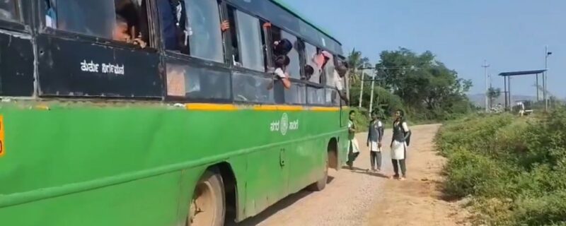 ڈرائیور کے نہیں رکنے کے بعد بہادر لڑکی کے ایس آر ٹی سی بس کے سامنے کھڑی ہے