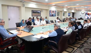 وزیراعلیٰ عمر عبداللہ نے صوبہ جموں میں سیلاب متاثرین کیلئے جاری اِمداد،بحالی اور باز آباد کاری کے کاموں کی رفتار کا جائزہ لیا