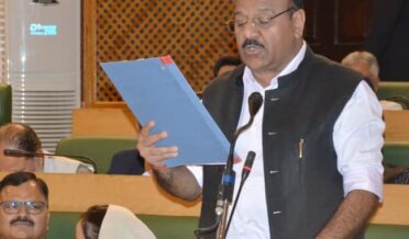 رواں مالی برس کے دوران سری نگر میں 118 کلومیٹر سڑکوں پر تار کول بچھایا گیا۔ نائب وزیراعلیٰ