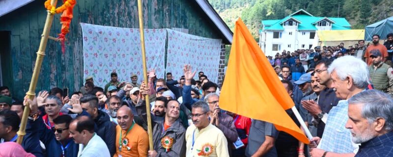لیفٹیننٹ گورنر نے ہرمکھ۔گنگ بل یاتر اکو جھنڈی دِکھا کر روانہ کیا
