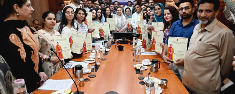 سکینہ ایتو نے سرینگر میں 27 آیوش میڈیکل آفیسرز کو تقرری کے احکامات تقسیم کئے