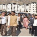 کمشنر سیکرٹری ڈِی ایم آر آر آر اور صوبائی کمشنر کشمیر نے اِفتتاح سے قبل ٹرانزٹ کیمپ زیون میں فلیٹس کی تیاریوں کا جائزہ لیا