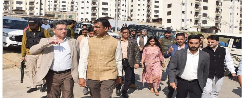 کمشنر سیکرٹری ڈِی ایم آر آر آر اور صوبائی کمشنر کشمیر نے اِفتتاح سے قبل ٹرانزٹ کیمپ زیون میں فلیٹس کی تیاریوں کا جائزہ لیا