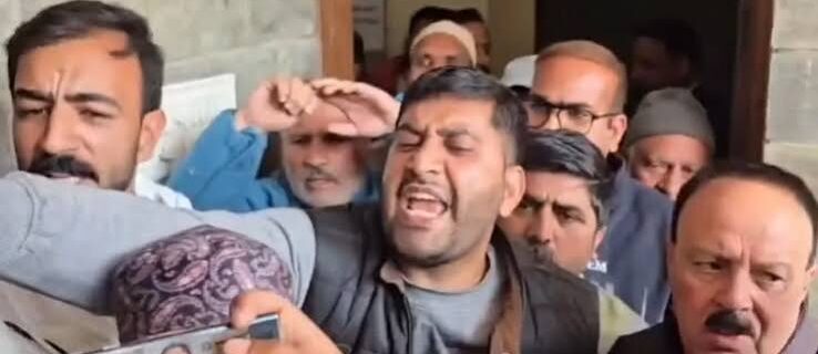 مبارک گل کو کابینہ میں جگہ نہ ملنے پر حامیوں کاسری نگر میں احتجاج، پارٹی سے استعفے کا مطالبہ